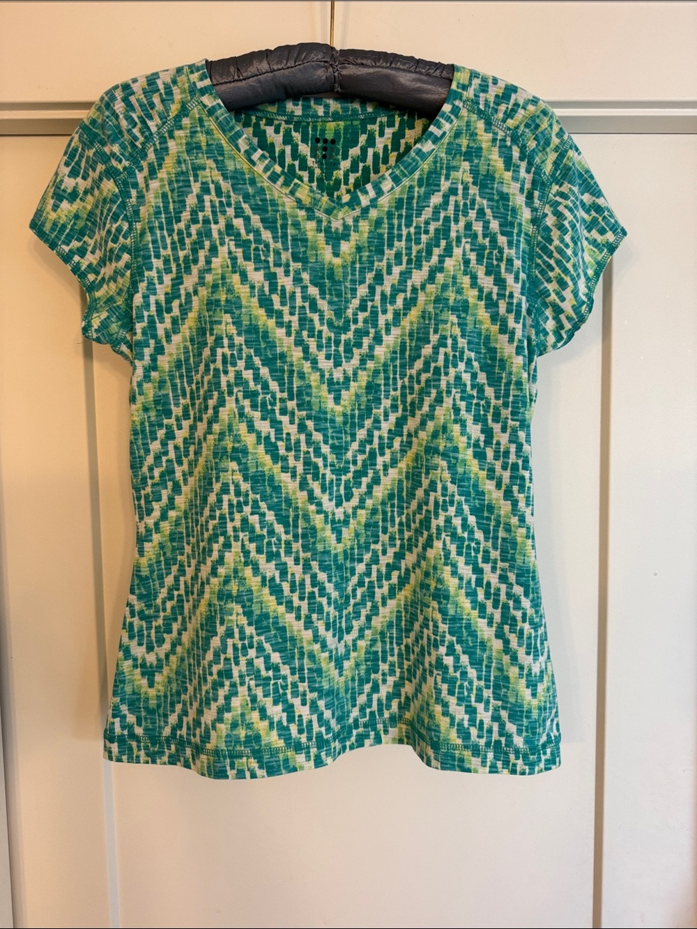 Title Nine Matahari Green & Yellow Active stretch knit V-Neck T-Shirt Small